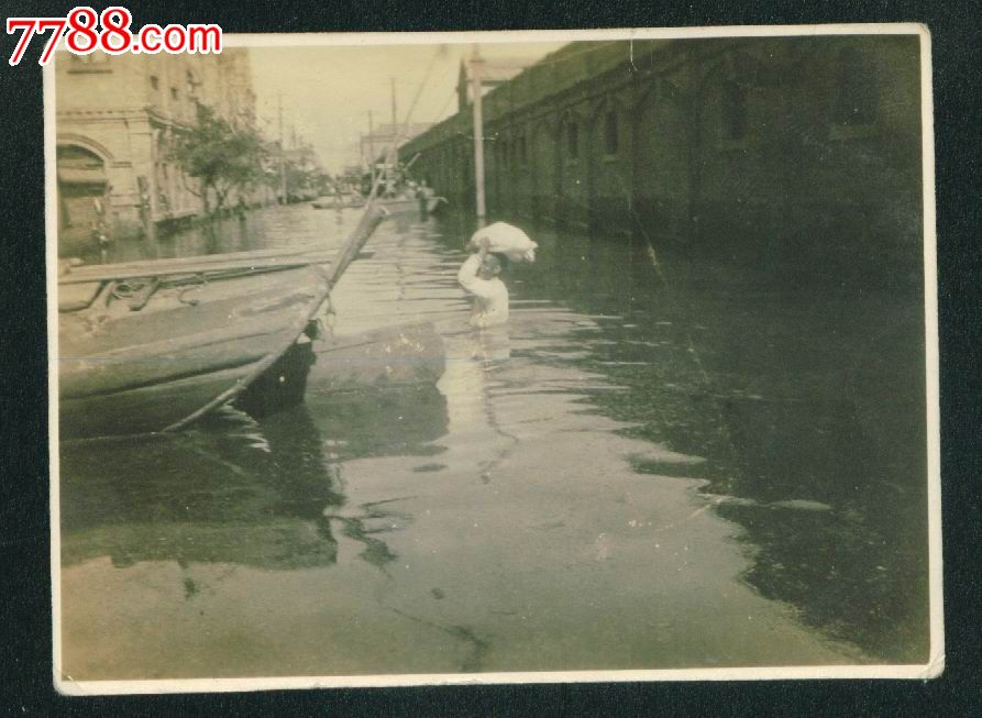 民国天津洪灾老照片---洪水中在日本租界水中行