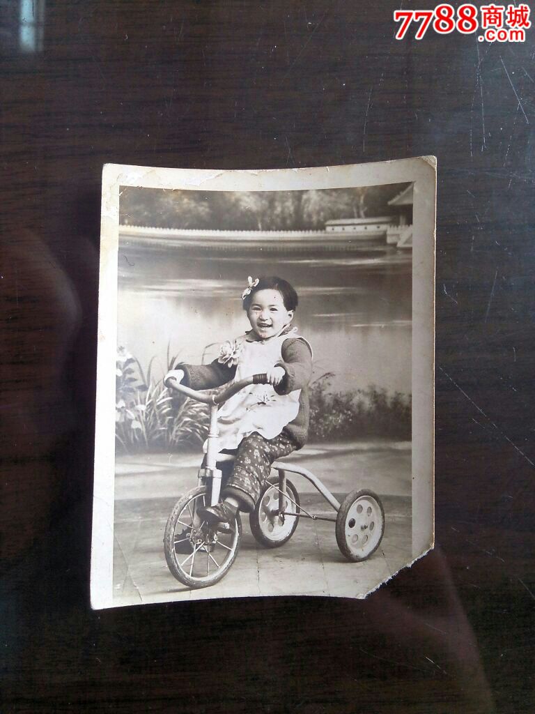 50年代老照片骑小车的可爱宝宝--很具艺术感
