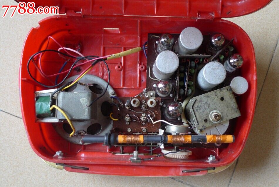 前苏联旅行者号手提电子管收音机-红色_收音机_疯狂收音机【中国收藏热线】