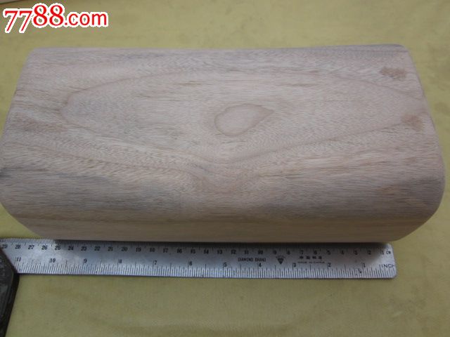 硬木枕的功效:长期使用这样的硬木忱,不仅能够矫正白天活动等造成的颈椎不全脱位,帮助颈部神经痛、肩周炎等病症,而且对头、面部和疾病,如慢性鼻窦炎、中耳炎、多种牙病等,也有很好的帮助。甚至对于脑动脉硬化以及外伤引起的脑震荡都有很好的帮助。硬木枕使用方法:使用时,人体应采取仰卧位,将半圆忱的平面放在床上,以求稳固,圆的一面朝上,恰当地放在颈弯曲处,也就是第三、四颈椎处。千万不要像平时忱软忱头那样,用忱骨去忱半圆形的硬忱,以免引起颈部疼痛或颈部损伤。以前习惯于用软忱头的人,突然改为用硬忱头,往往会感到头痛或颈部疼