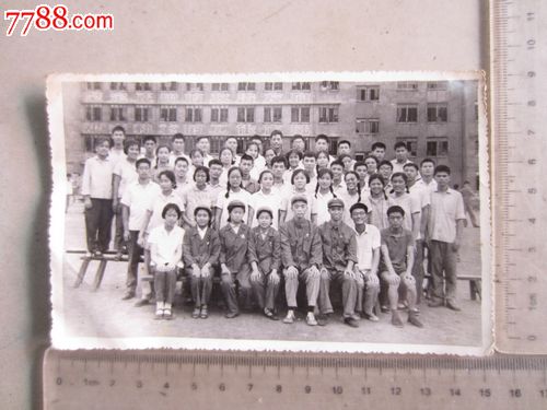 坚定正确的政治方向艰苦朴素的工作作风前合影