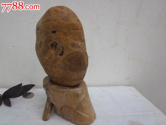 天然观赏石晶蜡石黄蜡石纹理精美喜剧人生送香樟木底座