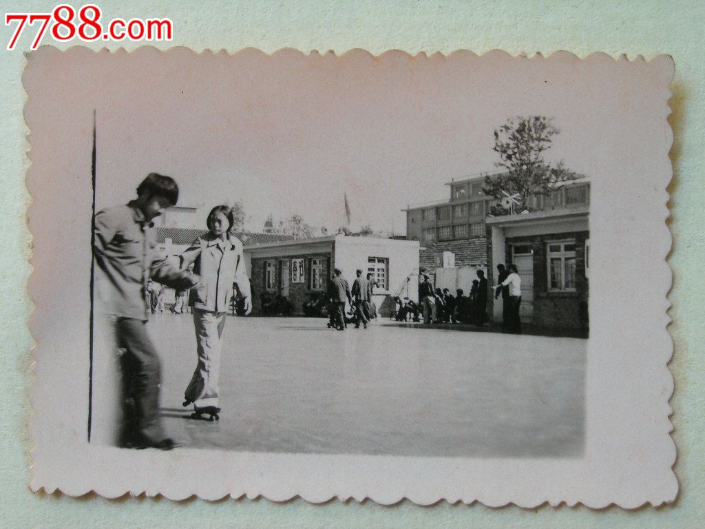 老照片收藏1404B11-60年代春节昆明街头的溜