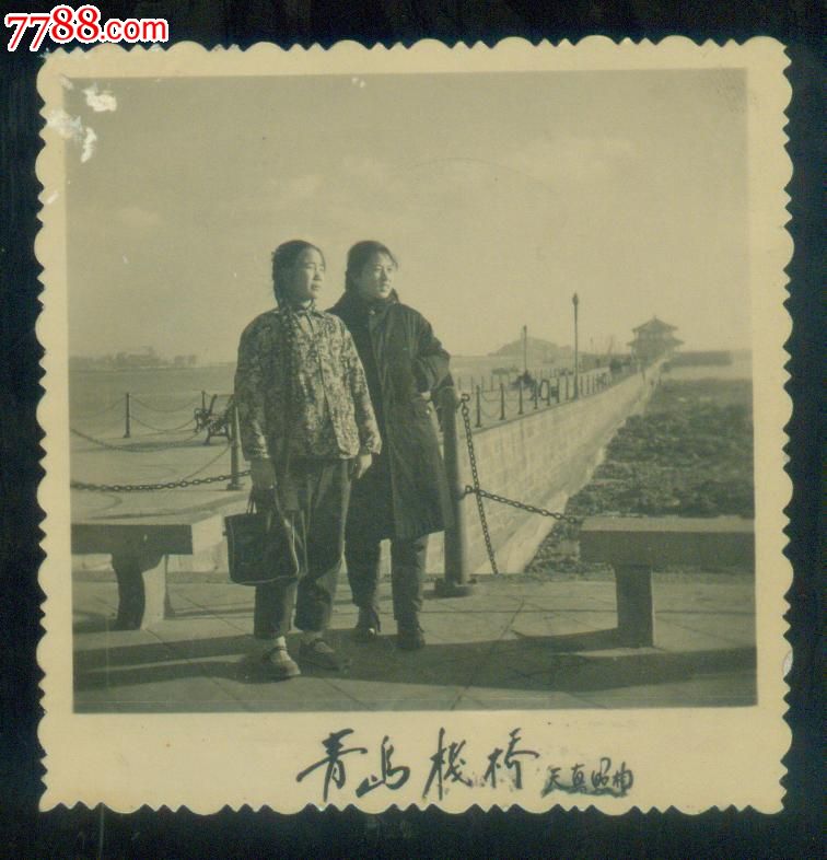 2个美女在青岛栈桥
