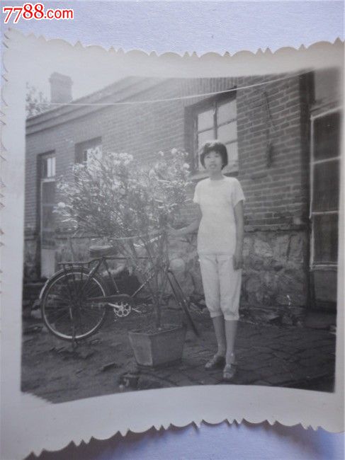 <em>穿短衣短裤</em>的女子-se23665196-7788老照片