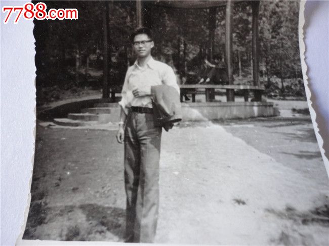 眼镜男,老照片-->个人照片,老照片,普通人大人,年代不祥,黑白,尺寸不详,有齿边,无标志,单张,无底片,se23666020,零售,七七八八老照片收藏