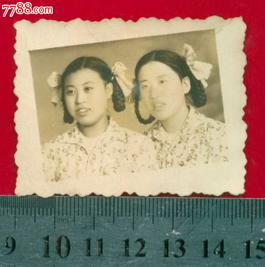 碎花衣,少女,辫子,老照片-- 小型合影照片,老照片