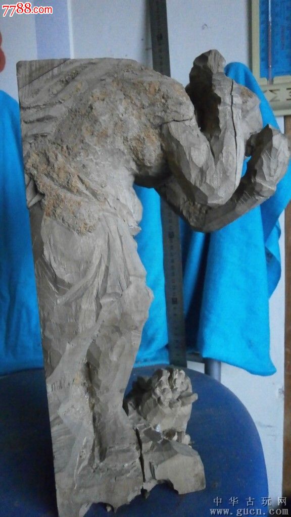 罗汉木雕像,底下还有一只狮子,局部有粘,很大,包