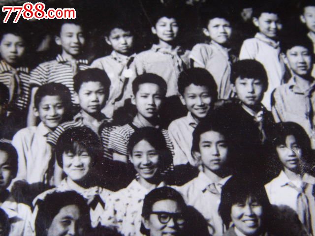 校舍是平房的戴红领巾的小学<em>毕业照</em>,老照片-- 