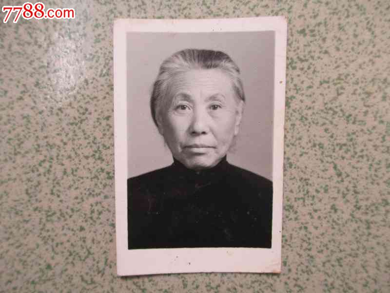 <em>老年妇女</em>肖像照(通过<em>照片</em>,了解当时的民俗风情