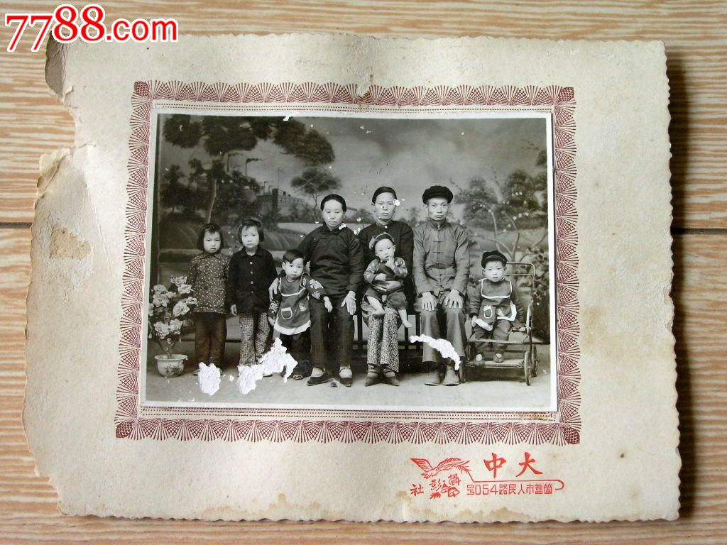 云南老照片收藏140613-50年代个旧市小脚老太家庭大合影