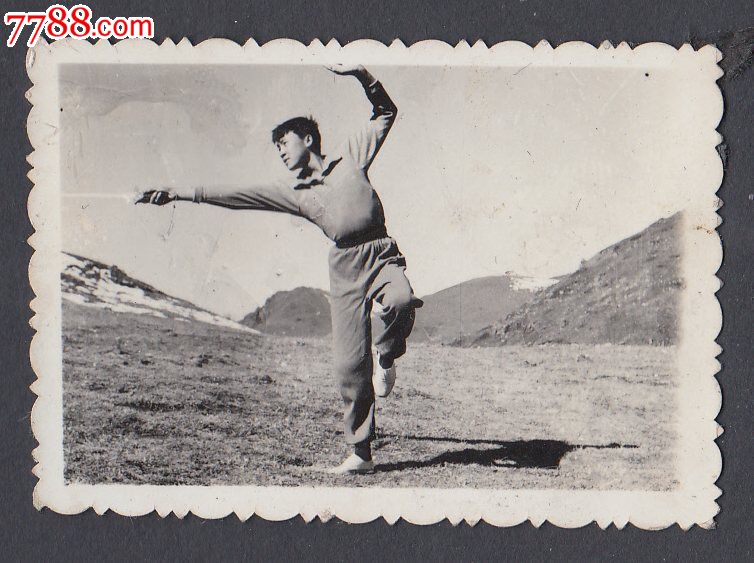 阳光下的舞剑男子_老照片_西府旧藏