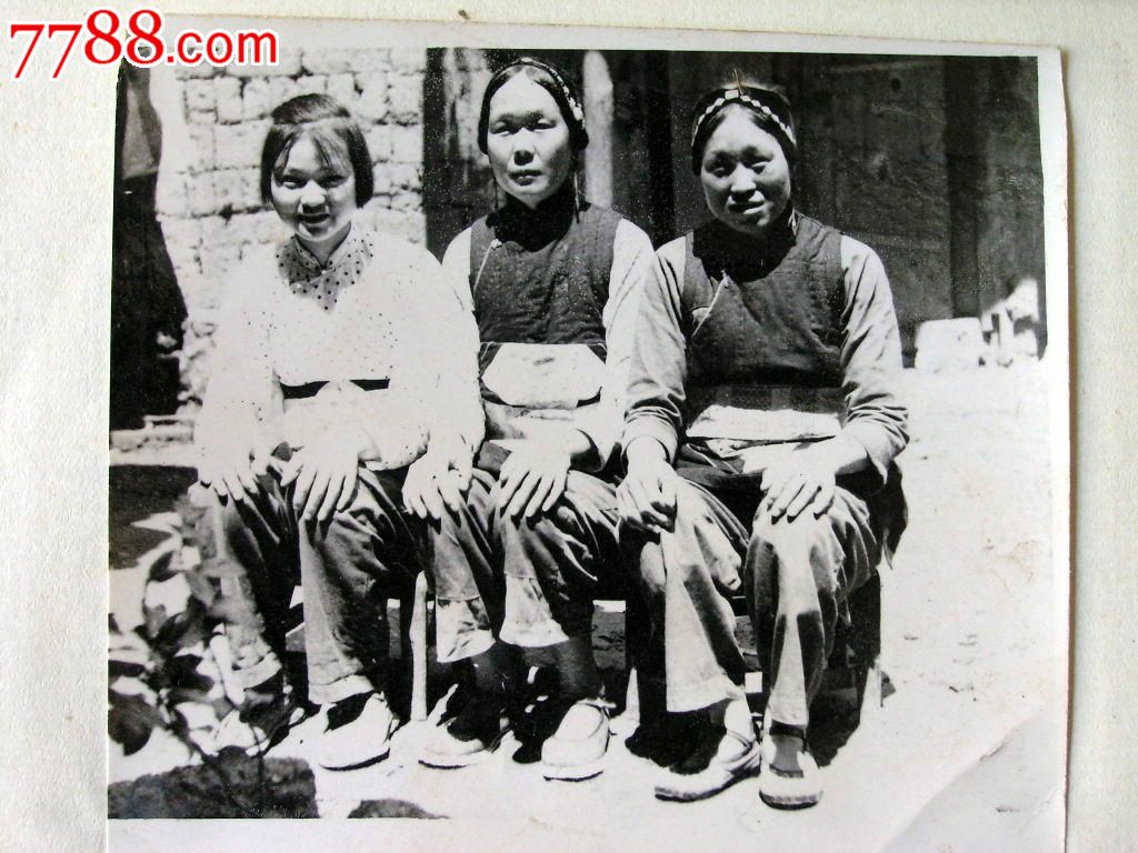 老照片收藏140704-60年代云南农村民族妇女三