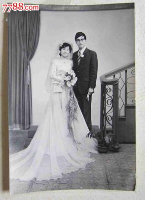 <em>上海</em>东方照相馆青年<em>男女结婚</em>合影(老照片),老照