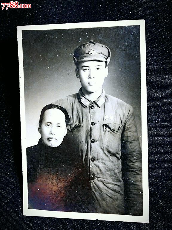 五十年代老照片:儿大去当兵养育要知父母恩【