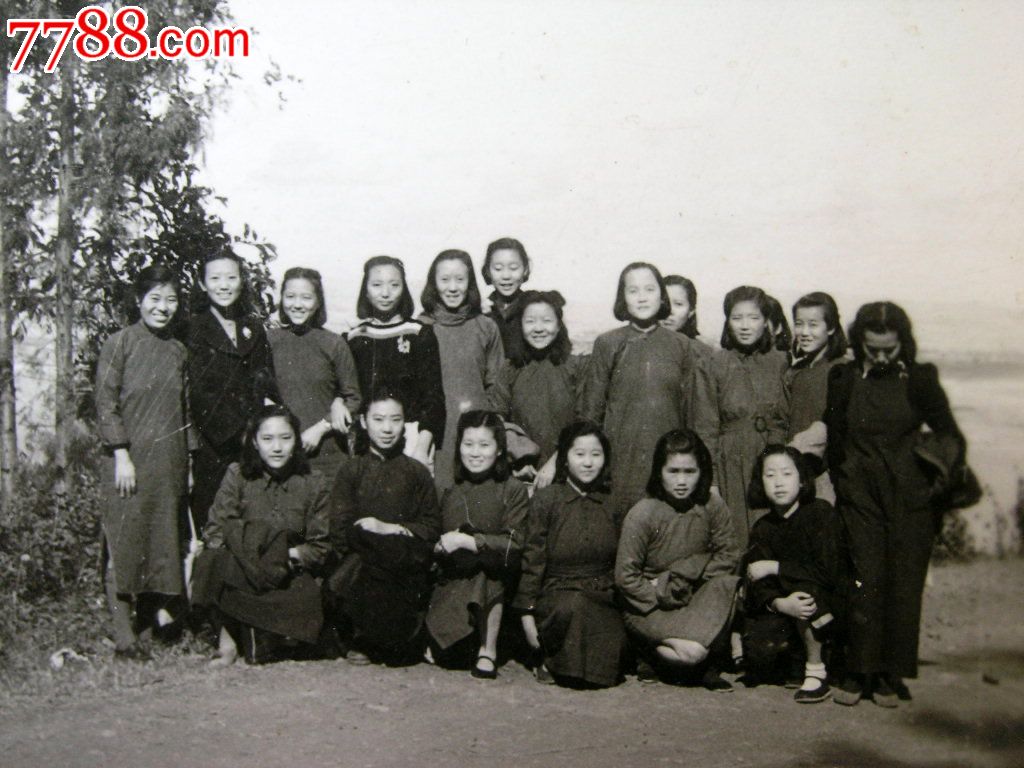 老照片收藏1312E026-<em>40年代</em>漂亮旗袍<em>美女</em>们