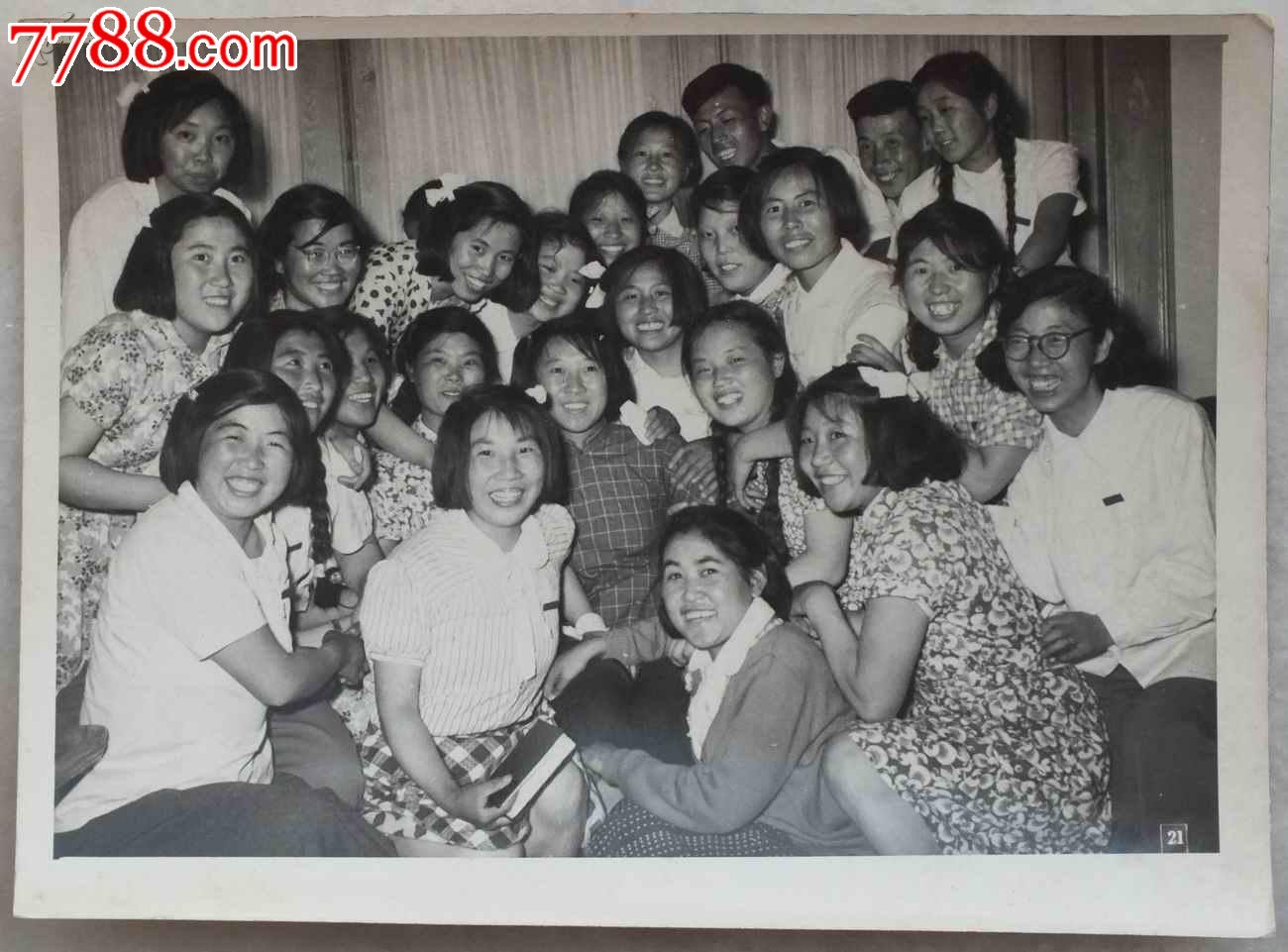 50年代末众多美女在一起欢笑的大照片,原版照片!