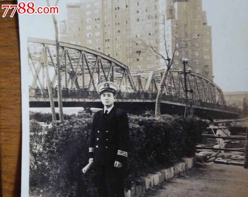 1948年国民党海军军官签赠照片一张,黄浦江外
