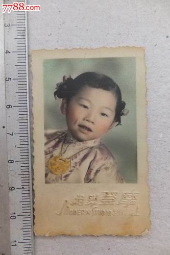 民国黄金长命锁锦衣女孩上彩照(少),老照片--