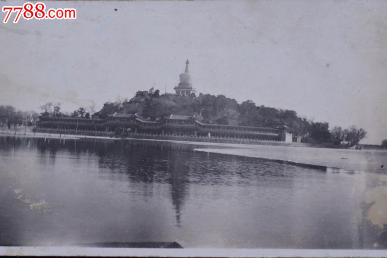 {北京颐和园白塔}.
