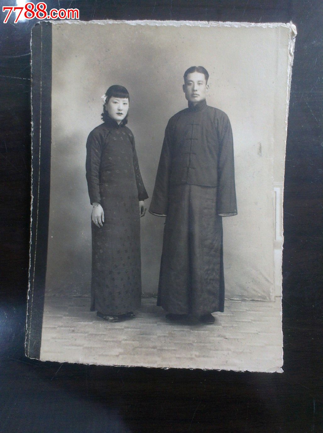 民国早期老照片“很有特色的穿长棉袍的夫妻合影”-价格:500元-se18205831-老照片-零售-中国收藏热线