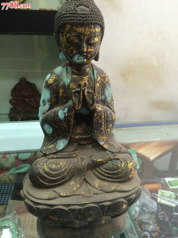 铜佛金色生锈