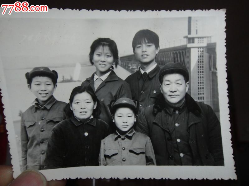 76年春节家人合影-se22102396-老照片-零售-7788收藏__中国收藏热线