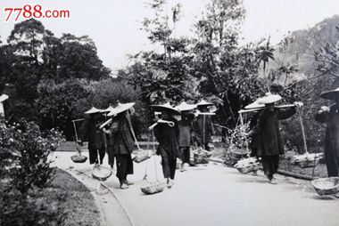 民国多名南方带草帽挑担的妇女原版蛋清老照片相片