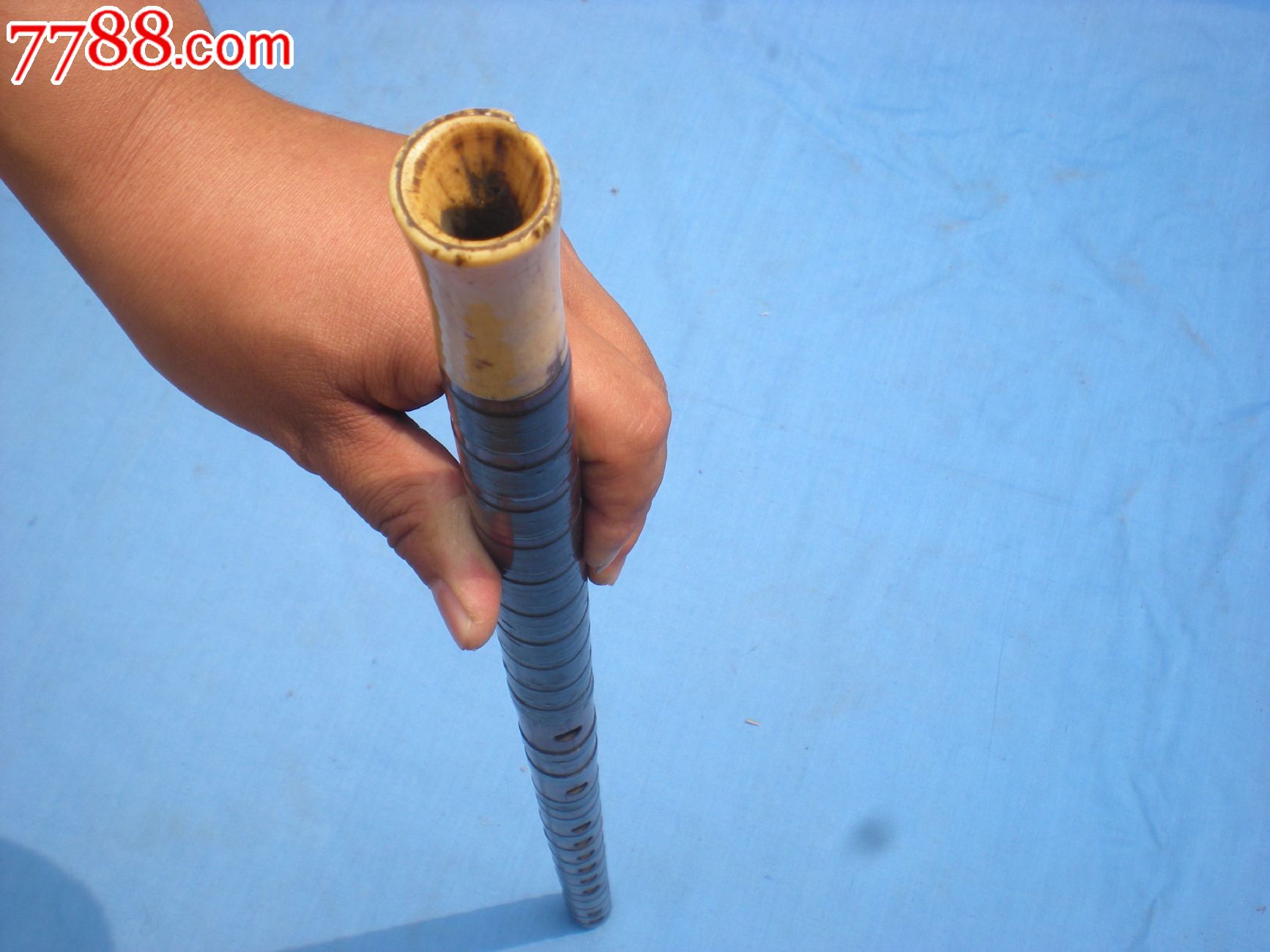 清代竹制特长笛子,尺寸长66厘米,宽2.4厘米。口