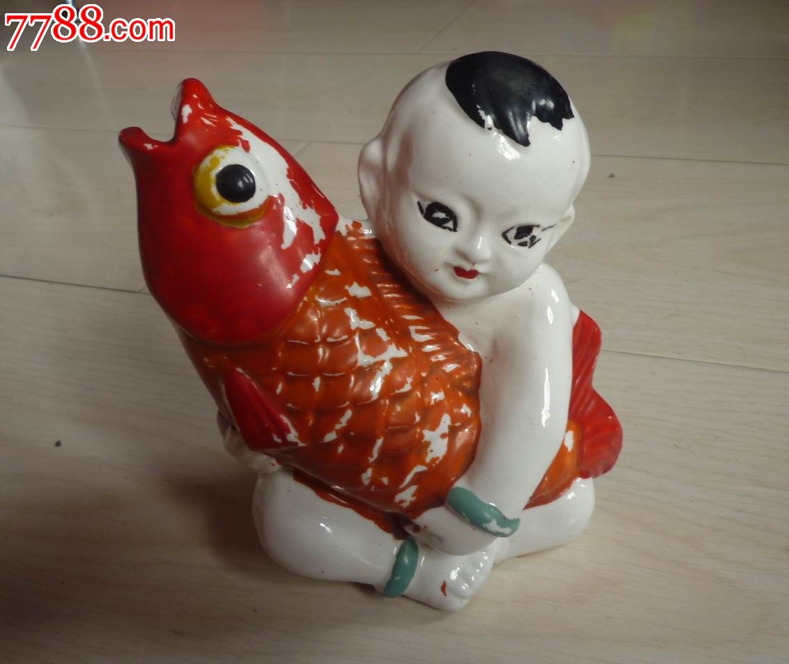 怀旧经典收藏文革经典男娃娃抱鱼造型瓷质存钱罐