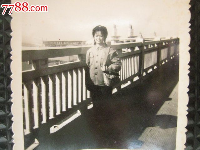文革时期的新兵连女兵在南京长江大桥上的留影