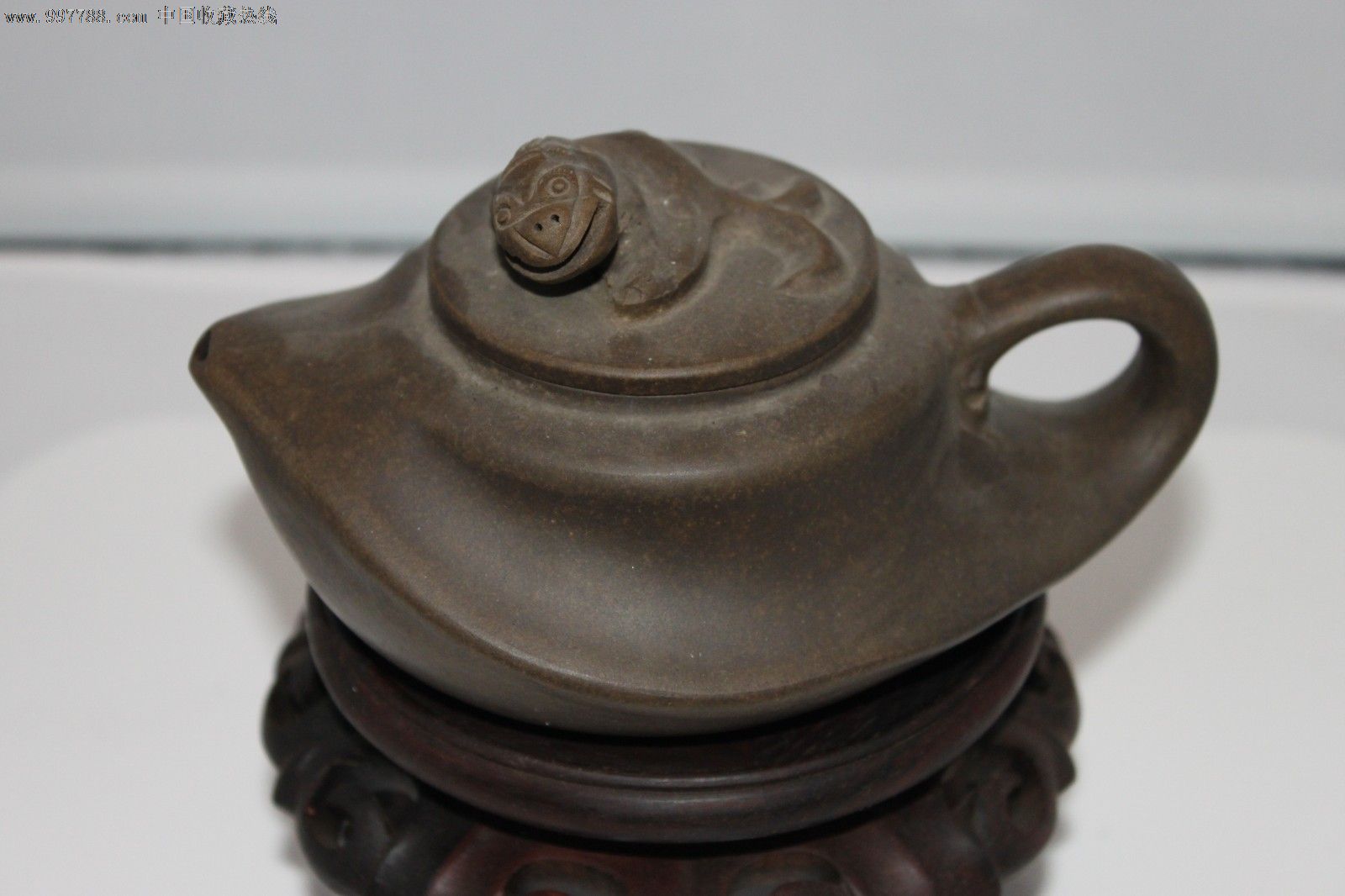 兽钮紫砂壶