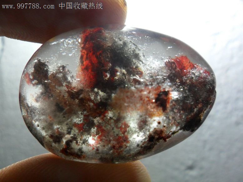 水晶项链：璀璨中的经典与时尚