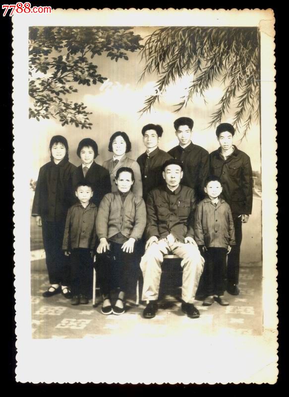 77-79年,,,黑白,,尺寸不详,有齿边,无标志,单张,无底片, 简介: 全家福