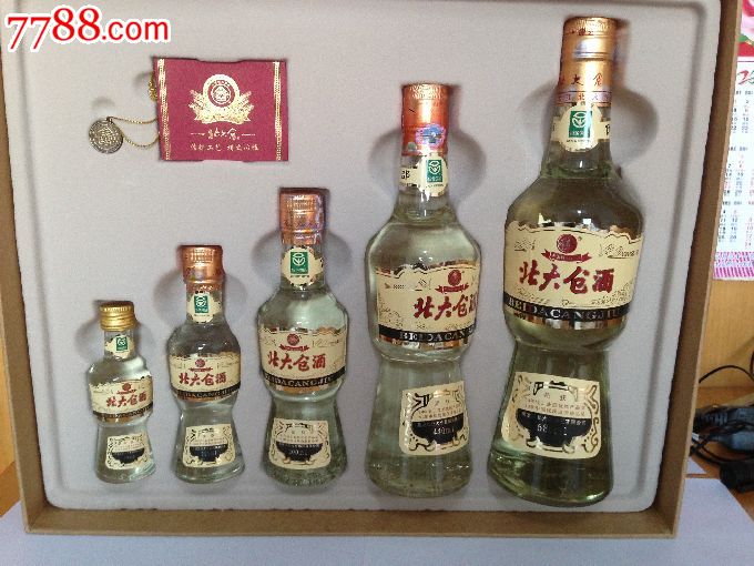 北大倉禮盒拖拉機,酒瓶,21世紀10年代,白酒瓶,玻璃,方形,無圖案,中國