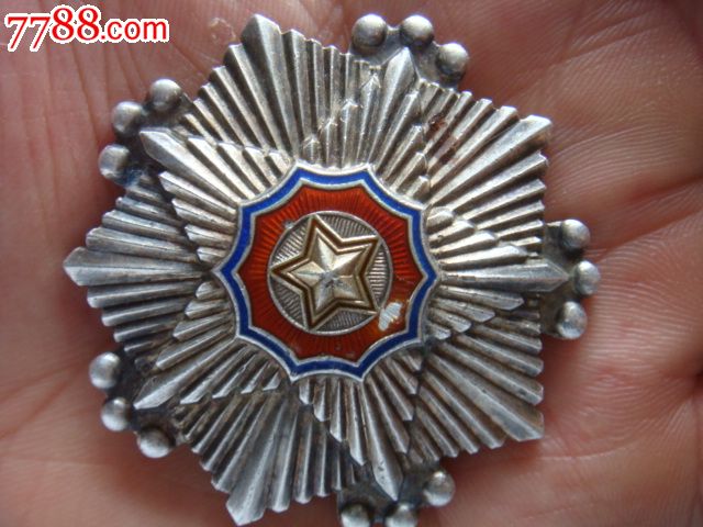 抗美援朝三级国旗勋章小号【珐琅有伤,后边螺旋扣丢了】