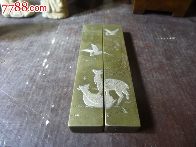 文房珍品:"永宜昌"款"鹿鹤同春"小铜镇尺,端庄平整,鹿鹤草木刻功极具