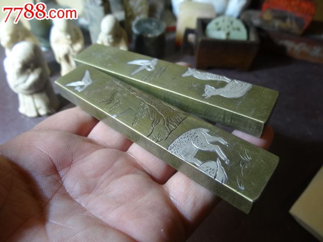 文房珍品:"永宜昌"款"鹿鹤同春"小铜镇尺,端庄平整,鹿鹤草木刻功极具