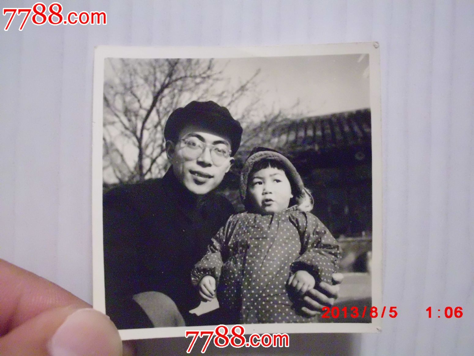 父亲与女儿户外合影老照片一张,拍摄时间:1960年