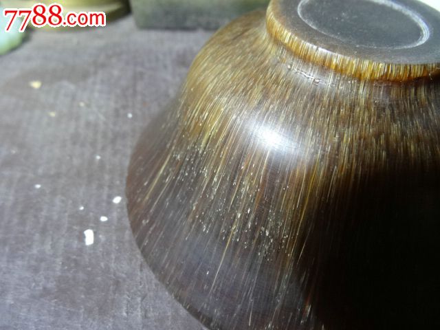 正宗文物,古老的整块牦牛角雕琢成碗状水洗,灯下通透牛毛纹如缕如丝