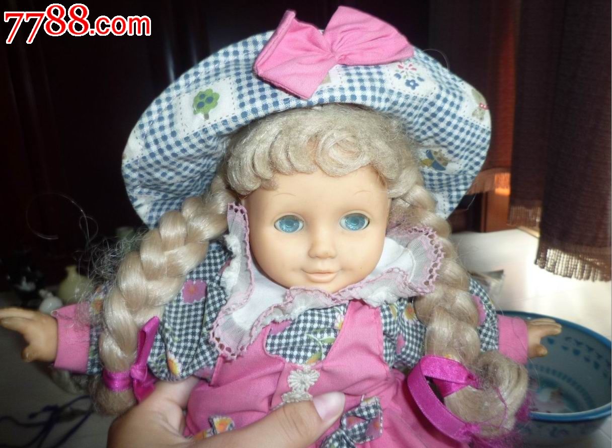 怀旧经典收藏老胶皮粉红色大眼睛梳小辫女孩子洋布娃娃玩具