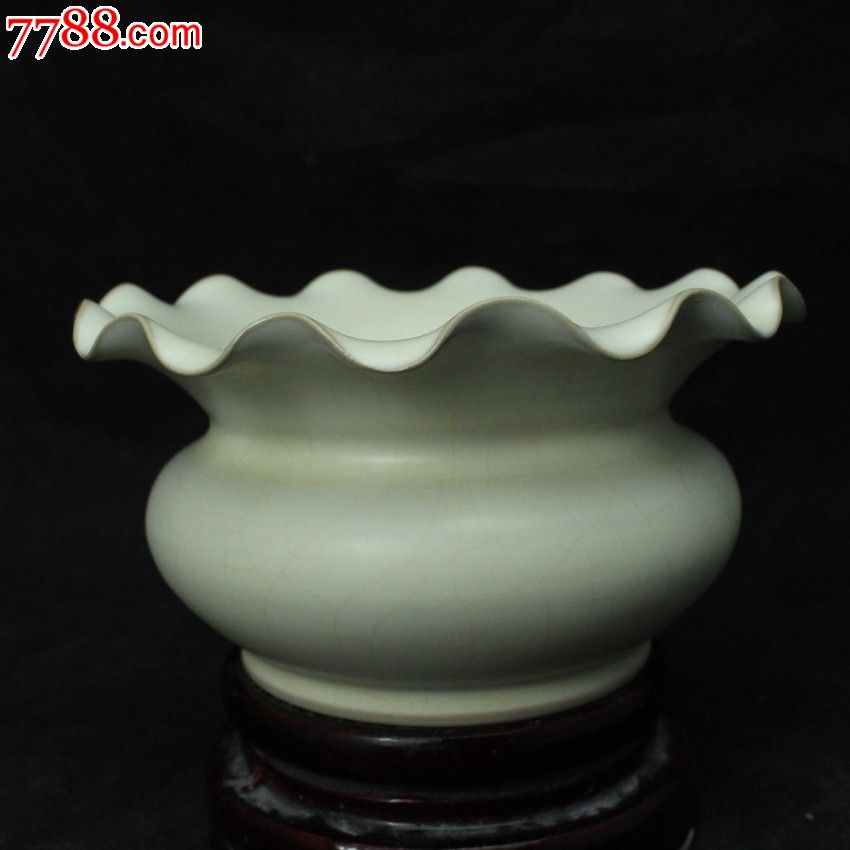 老货把玩宋代窑月白釉全品葵花痰盂