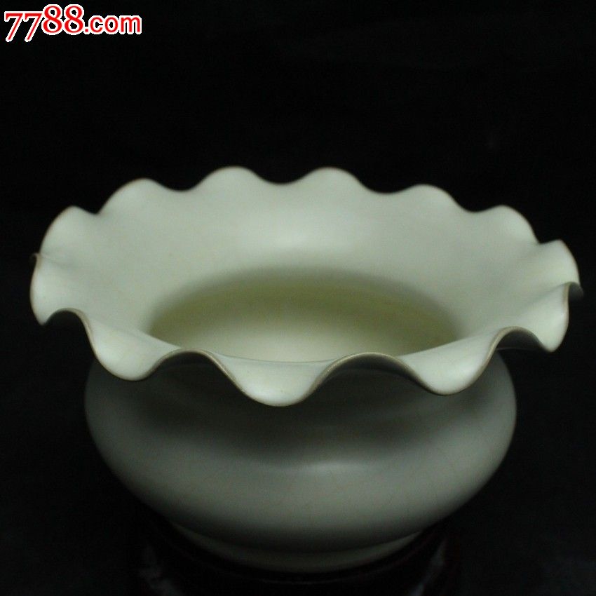 老货把玩宋代窑月白釉全品葵花痰盂