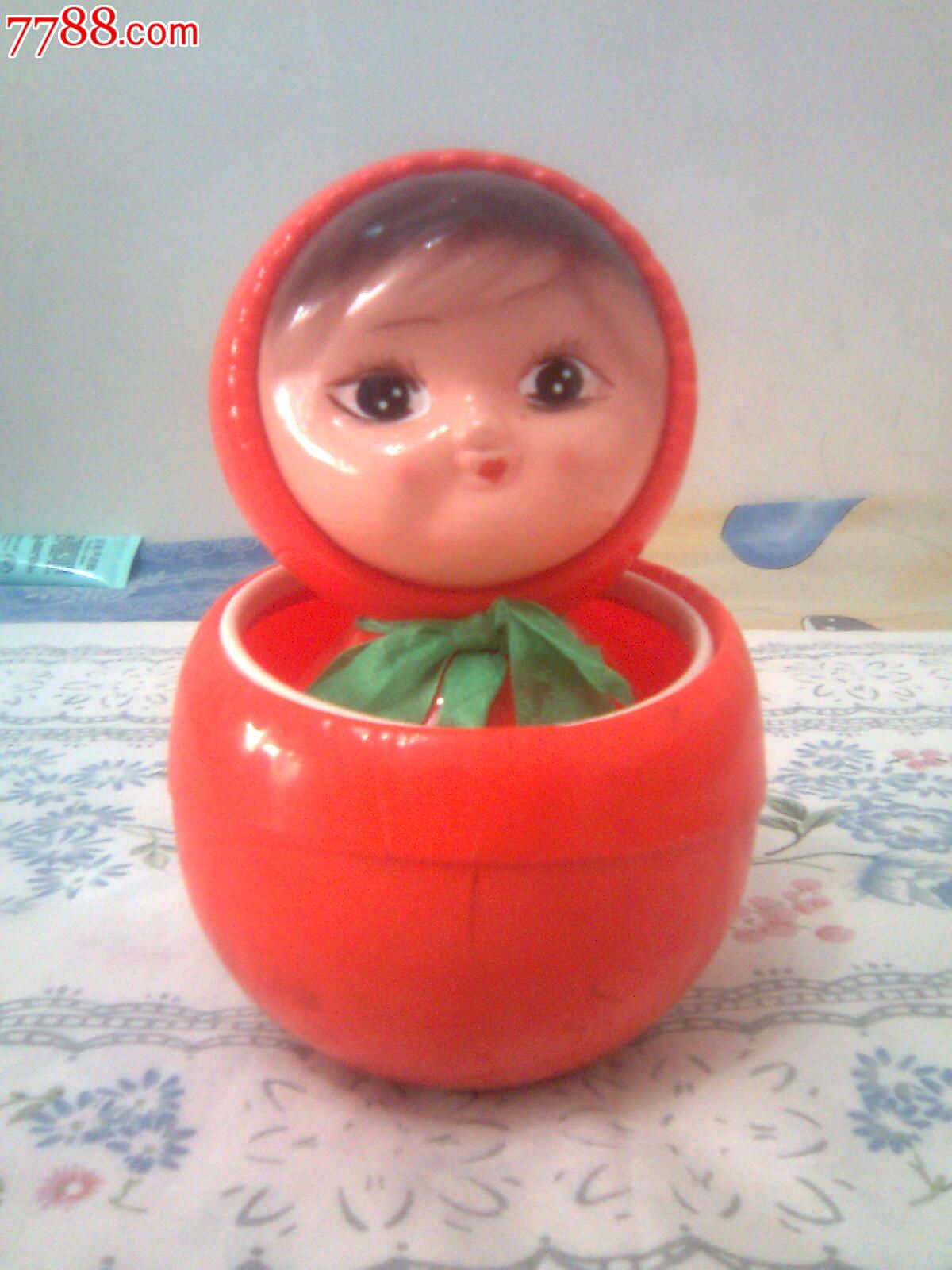 少见橘红色不倒翁