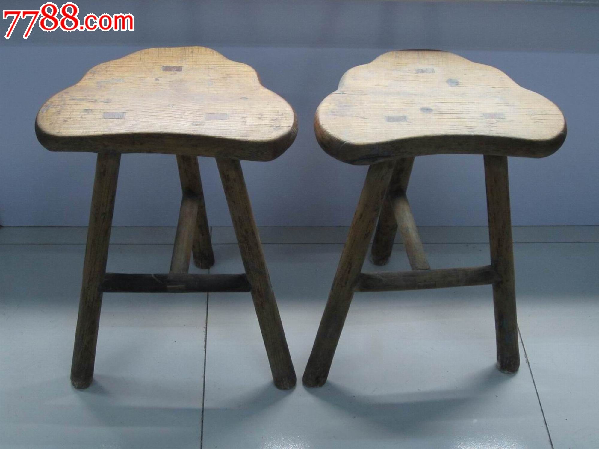 荷叶形三足杌凳一对