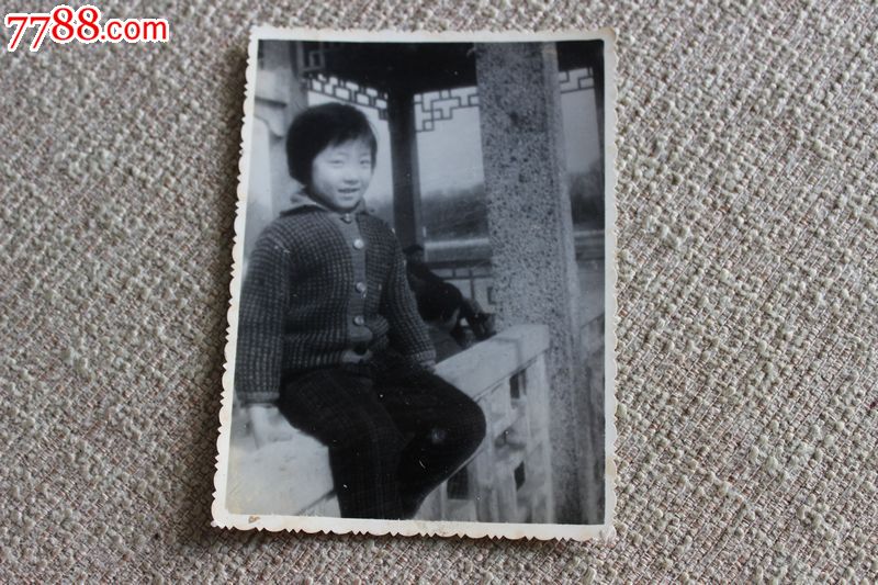 五十年代原版老照片广州小女孩越秀公园外拍照100*74mm