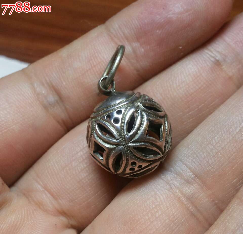 精美镂空银球挂件