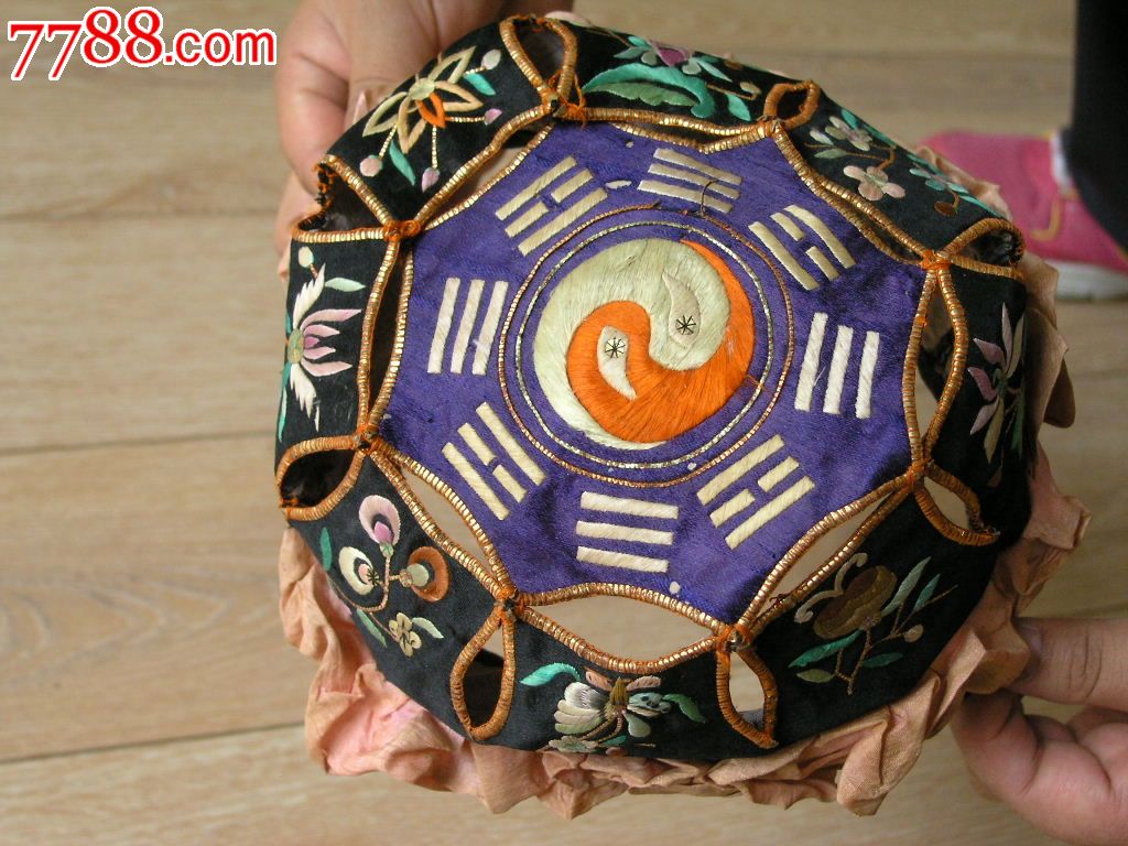 刺绣收藏140605-云南早期镂空花边八卦顶手工绣帽子_价