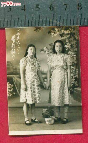 布拉吉女生室内假景照,摄于鞍山1956年