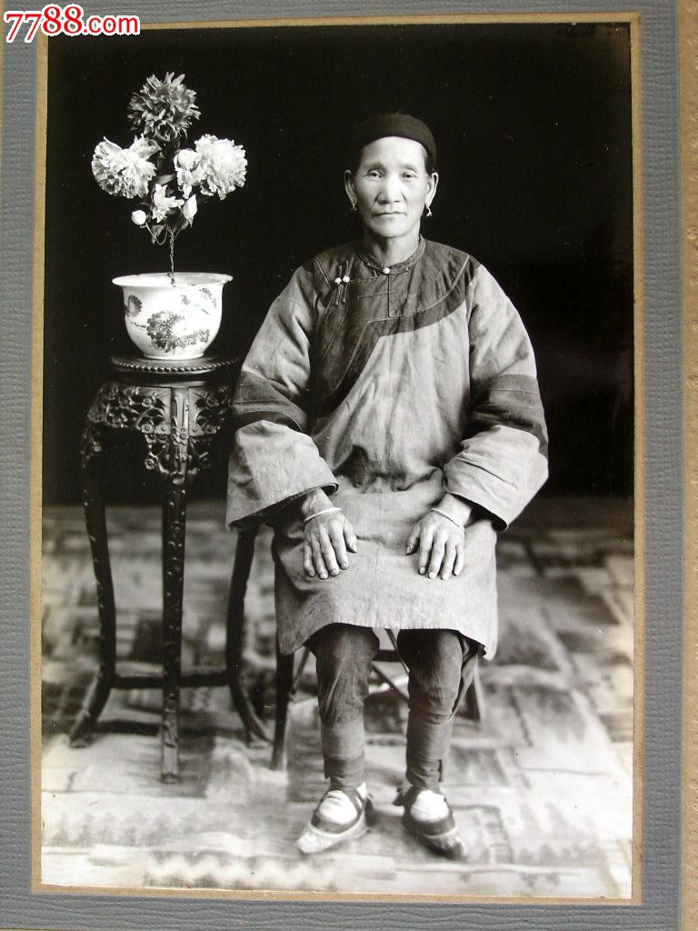 云南老照片收藏1407-清末民国华服小脚金莲老太单人照带框